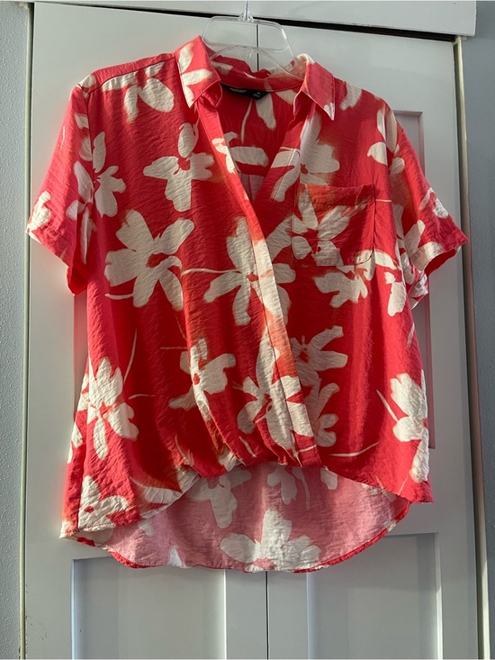 Simply Vera Vera Wang Tops - Simply Vera Vera Wang Coral and Cream Floral Short-Sleeve Button-Down